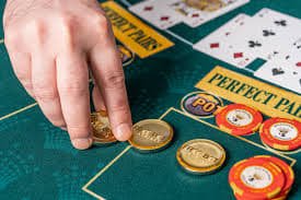 Live Sic Bo game interface displaying dice combinations and betting options