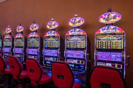 Detailed paytable showing Pirate Gold symbol values and winning combinations